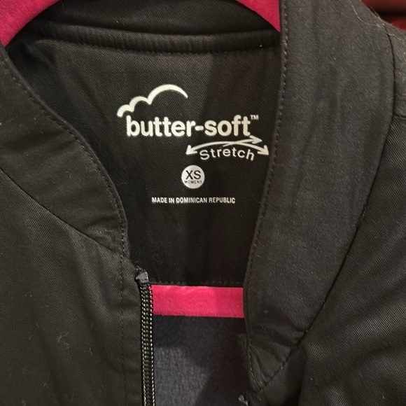 UA butter soft padded nwt black scrub jacket size XS - Picture 3 of 4